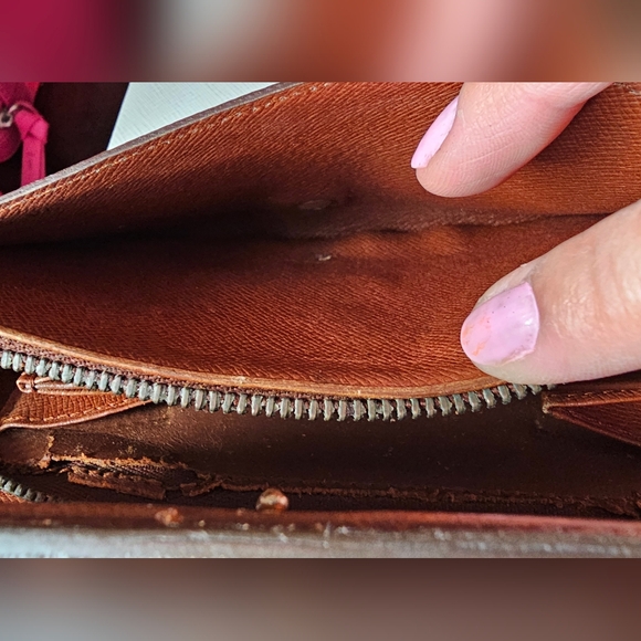 Louis Vuitton Monogram Wallet Authentic Logo GUC minor callouts in coin pouch - Picture 15 of 16